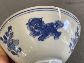Een Chinese blauw-witte kom met boeddhistische leeuwen, Jiajing merk, Shunzhi