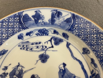Een paar Chinese blauw-witte borden met geleerden, Kangxi