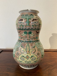 Een Chinese famille verte vaas met taotie maskers, Xuande merk, 19e eeuw
