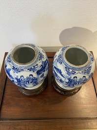 Een paar Chinese blauw-witte vazen, Kangxi