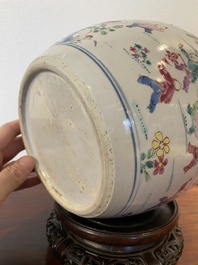 Een Chinese famille rose 'honderd jongens' pot, Yongzheng