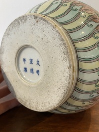 Een Chinese famille verte vaas met taotie maskers, Xuande merk, 19e eeuw