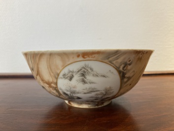Een Chinese faux-bois kom met grisaille medaillons, Qianlong merk, Republiek