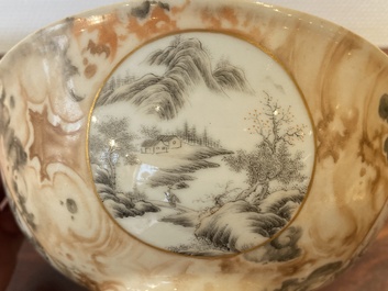 Een Chinese faux-bois kom met grisaille medaillons, Qianlong merk, Republiek