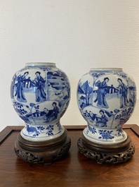 Een paar Chinese blauw-witte vazen, Kangxi