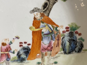 Assiette en porcelaine de Chine famille rose &agrave; d&eacute;cor d'un &eacute;tranger, marque et probablement &eacute;poque de Qianlong