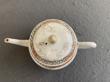 Th&eacute;i&egrave;re couverte en porcelaine de Chine &agrave; d&eacute;cor de chasseurs europ&eacute;ens en grisaille, Yongzheng