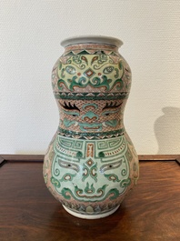 Een Chinese famille verte vaas met taotie maskers, Xuande merk, 19e eeuw