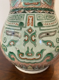 Een Chinese famille verte vaas met taotie maskers, Xuande merk, 19e eeuw