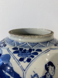 Een paar Chinese blauw-witte vazen, Kangxi