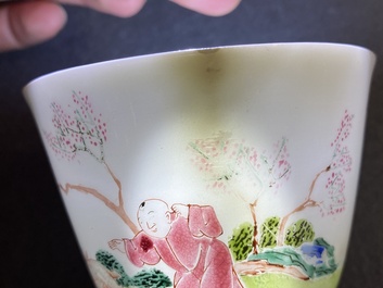 Een grote Chinese famille rose kop en schotel, Yongzheng