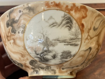 Een Chinese faux-bois kom met grisaille medaillons, Qianlong merk, Republiek