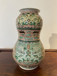 Een Chinese famille verte vaas met taotie maskers, Xuande merk, 19e eeuw