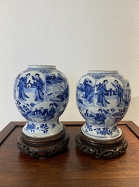 Een paar Chinese blauw-witte vazen, Kangxi