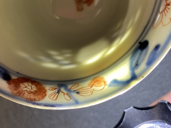 Een zeldzame Chinese famille verte opengewerkte en dubbelwandige kop en schotel, Kangxi