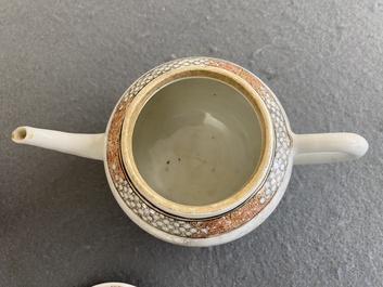 Th&eacute;i&egrave;re couverte en porcelaine de Chine &agrave; d&eacute;cor de chasseurs europ&eacute;ens en grisaille, Yongzheng