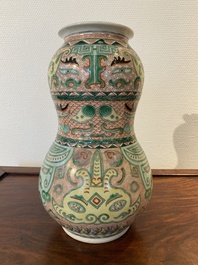 Een Chinese famille verte vaas met taotie maskers, Xuande merk, 19e eeuw