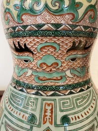 Een Chinese famille verte vaas met taotie maskers, Xuande merk, 19e eeuw
