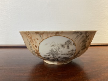 Een Chinese faux-bois kom met grisaille medaillons, Qianlong merk, Republiek