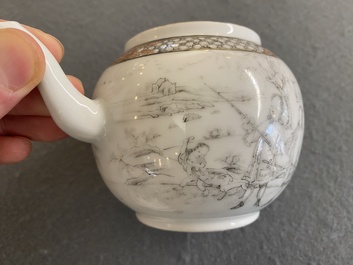 Th&eacute;i&egrave;re couverte en porcelaine de Chine &agrave; d&eacute;cor de chasseurs europ&eacute;ens en grisaille, Yongzheng