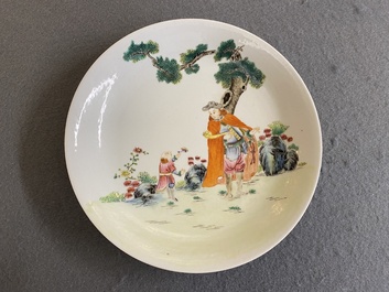 Assiette en porcelaine de Chine famille rose &agrave; d&eacute;cor d'un &eacute;tranger, marque et probablement &eacute;poque de Qianlong