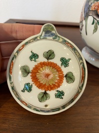 Een Chinese famille verte dekselkan, Kangxi
