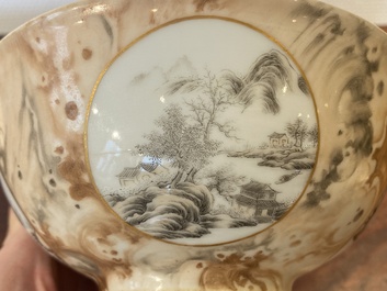 Een Chinese faux-bois kom met grisaille medaillons, Qianlong merk, Republiek