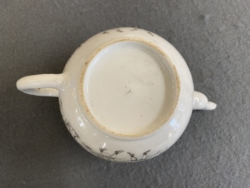 Th&eacute;i&egrave;re couverte en porcelaine de Chine &agrave; d&eacute;cor de chasseurs europ&eacute;ens en grisaille, Yongzheng
