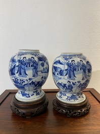 Een paar Chinese blauw-witte vazen, Kangxi