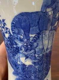 Vase de forme 'meiping' en porcelaine de Chine en bleu et blanc, marque de Qianlong, R&eacute;publique