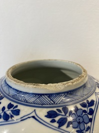 Een paar Chinese blauw-witte vazen, Kangxi