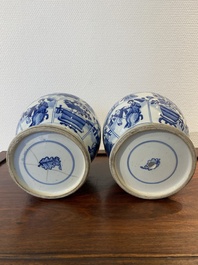 Een paar Chinese blauw-witte vazen, Kangxi