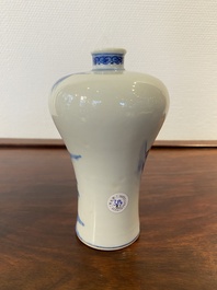 Vase de forme 'meiping' en porcelaine de Chine en bleu et blanc, marque de Qianlong, R&eacute;publique