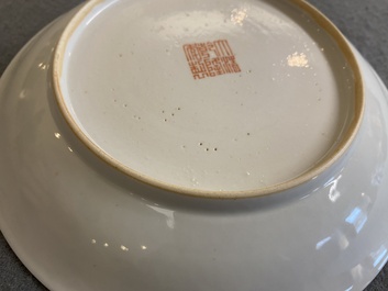 Assiette en porcelaine de Chine famille rose &agrave; d&eacute;cor d'un &eacute;tranger, marque et probablement &eacute;poque de Qianlong