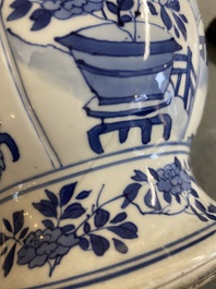 Een paar Chinese blauw-witte vazen, Kangxi