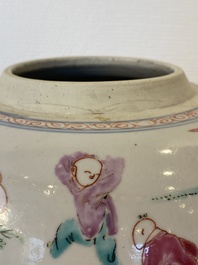Een Chinese famille rose 'honderd jongens' pot, Yongzheng