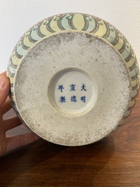 Een Chinese famille verte vaas met taotie maskers, Xuande merk, 19e eeuw