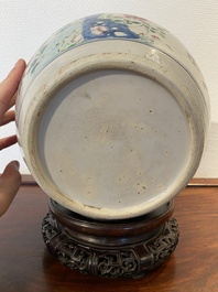 Een Chinese famille rose 'honderd jongens' pot, Yongzheng