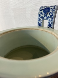 Een Chinese blauw-witte driepotige wierookbrander, Daoguang merk en periode