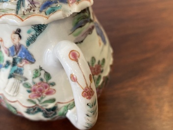 Een Chinese famille rose theepot met vissers, Yongzheng