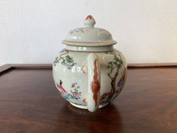 Een Chinese famille rose theepot met een dame en een kind in een tuin, Qianlong