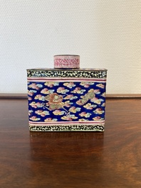 Een Chinese rechthoekige theebus met deksel in Canton email, Qianlong