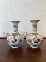 Een paar Chinese famille rose kendi met hanen, Qianlong