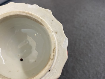 Een Chinese famille rose theepot met vissers, Yongzheng