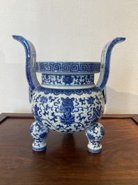 Een Chinese blauw-witte driepotige wierookbrander, Daoguang merk en periode