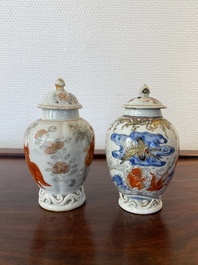 Twee Chinese blauw-witte en ijzerrode theebussen met karpers, Yongzheng