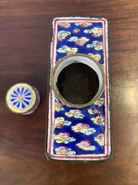 Een Chinese rechthoekige theebus met deksel in Canton email, Qianlong