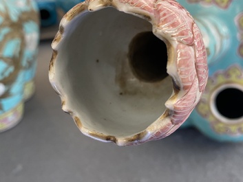 Een paar Chinese famille rose bloemenvazen met draken op turquoise fondkleur, 19e eeuw