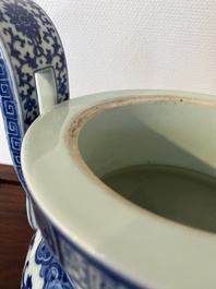 Een Chinese blauw-witte driepotige wierookbrander, Daoguang merk en periode