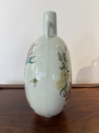 Vase de forme 'bianhu' en porcelaine de Chine famille rose &agrave; d&eacute;cor d'oiseaux parmi des branches fleuries, marque de Yongzheng, 20&egrave;me